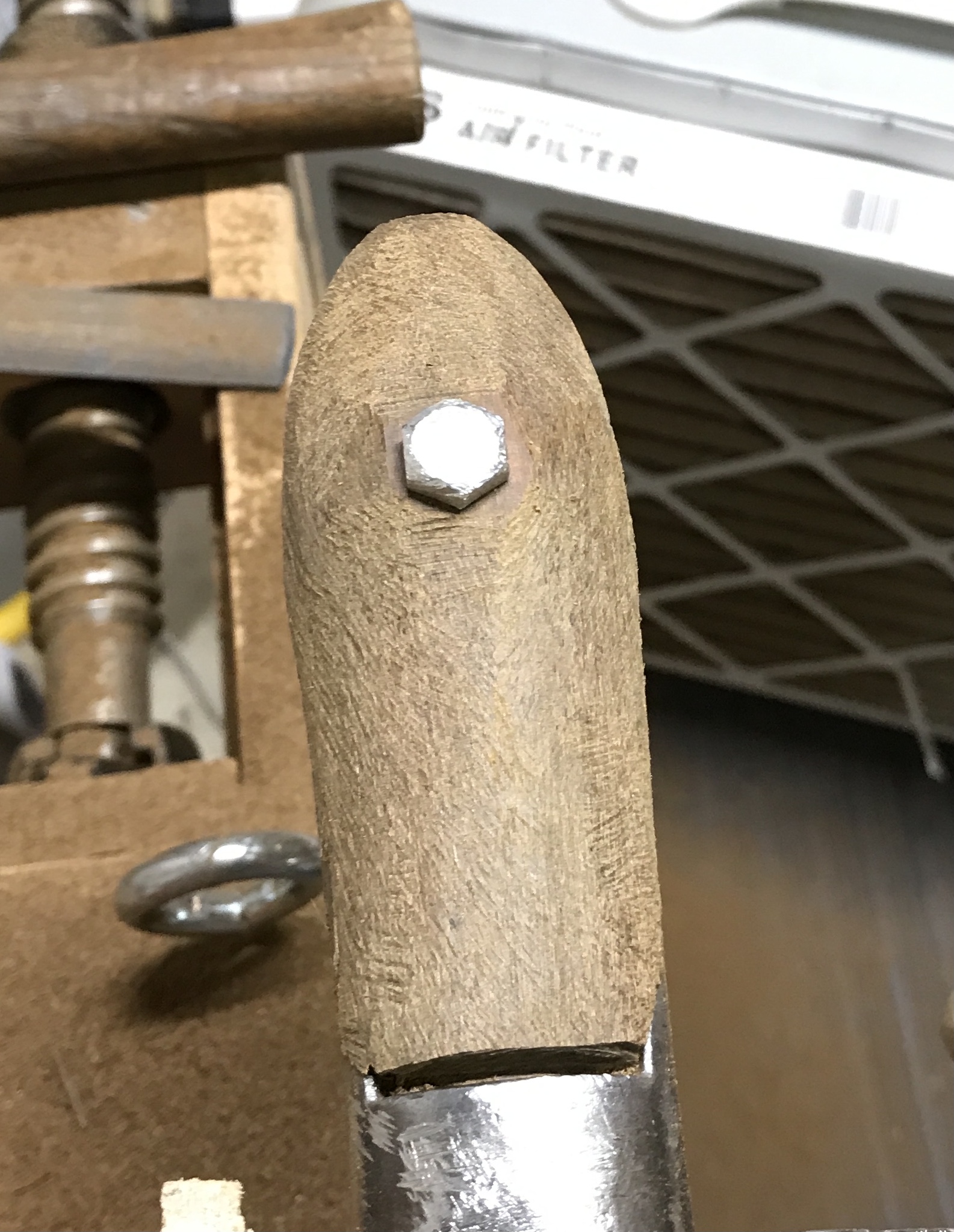 Shaping the handle with the rasp